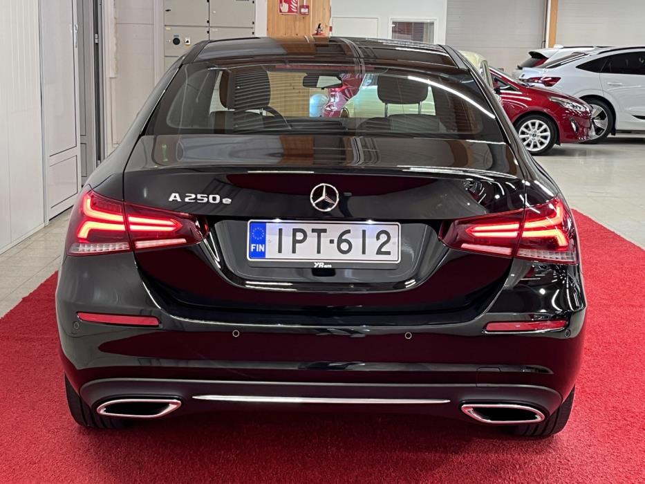 MERCEDES-BENZ A 2022