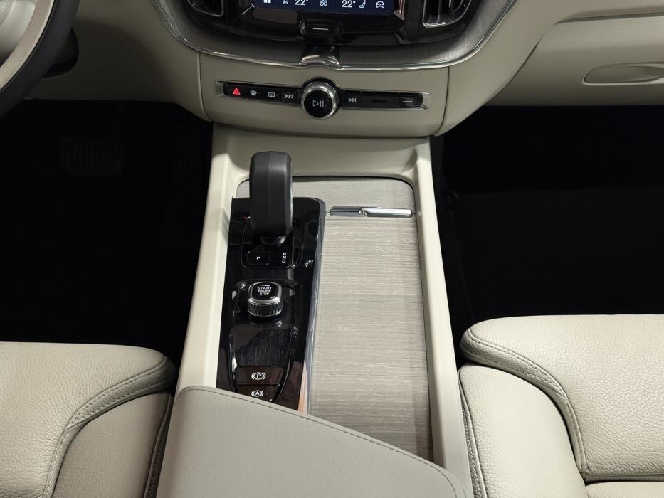 VOLVO XC60 2023