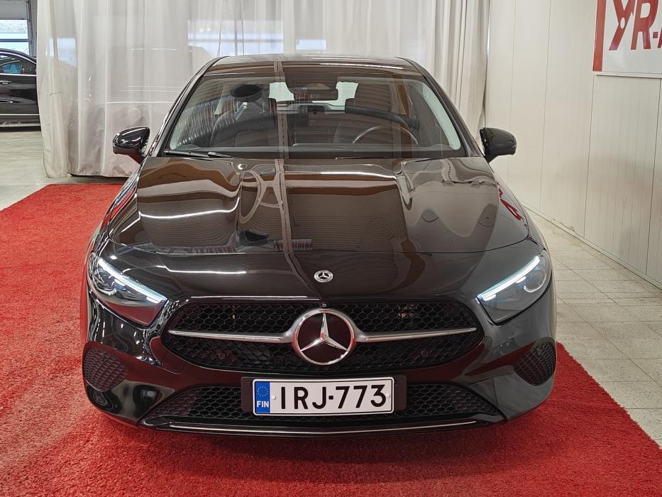 MERCEDES-BENZ A 2023