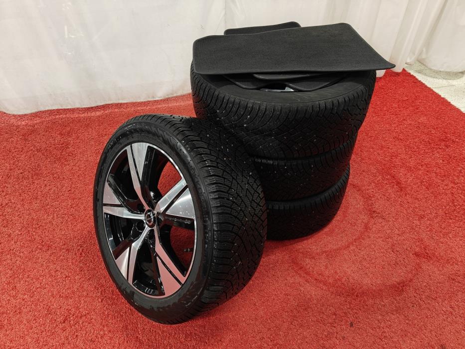 VOLVO XC40 2023