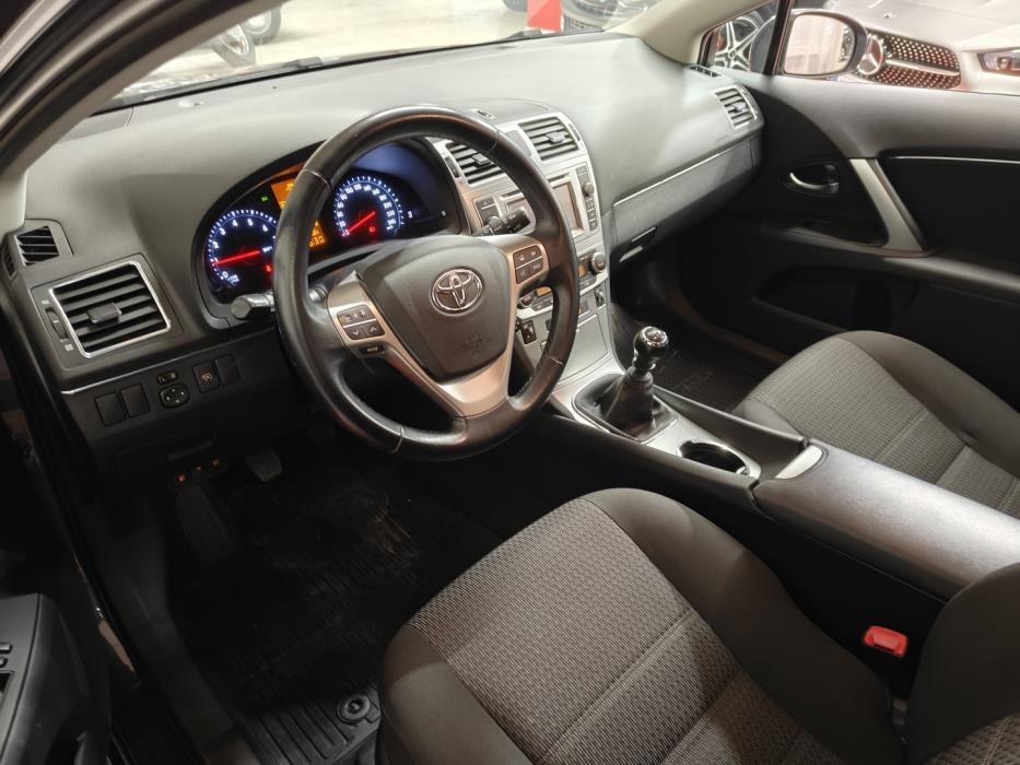 TOYOTA Avensis 2013