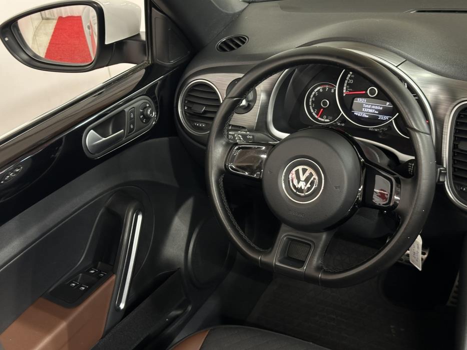 VOLKSWAGEN Beetle 2016
