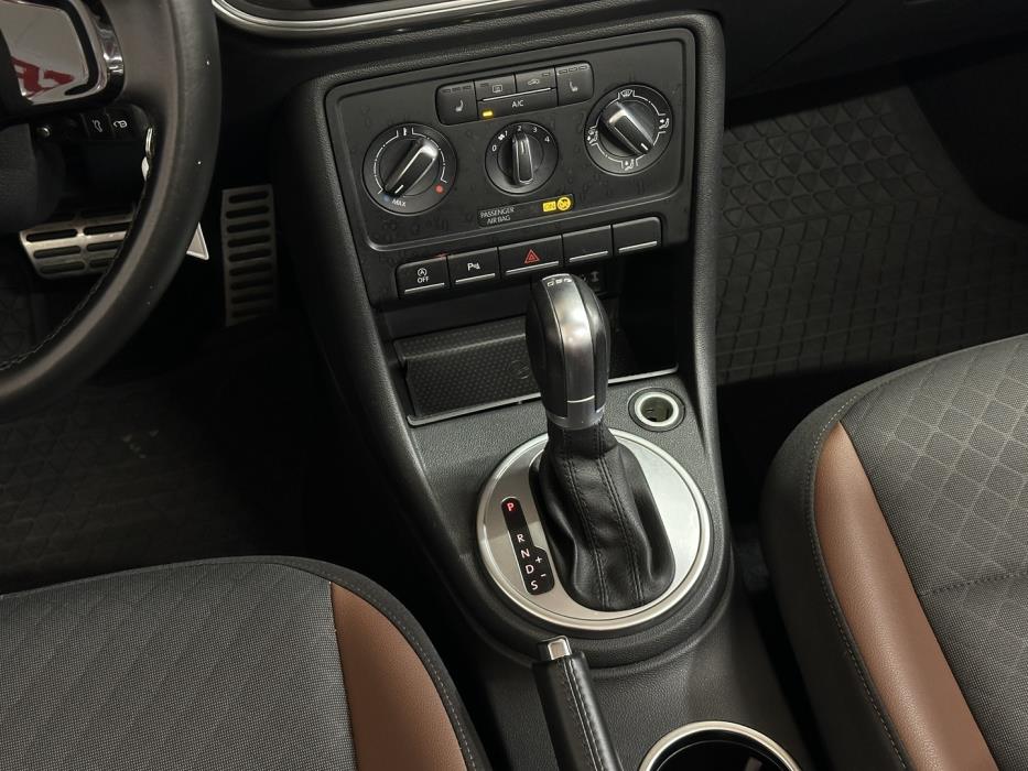 VOLKSWAGEN Beetle 2016