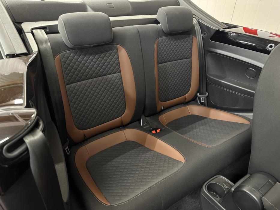 VOLKSWAGEN Beetle 2016