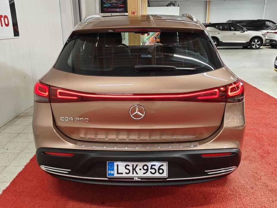 MERCEDES-BENZ EQA 2023