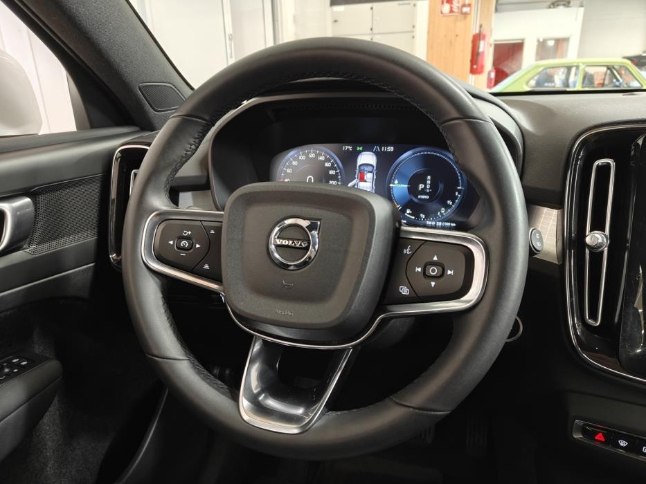 VOLVO XC40 2023