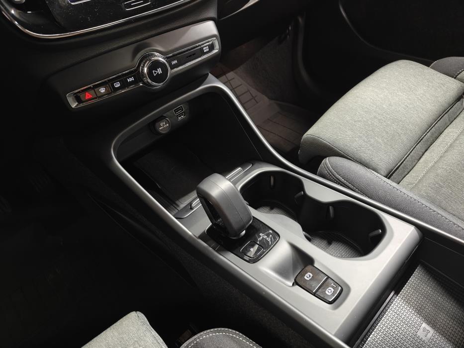 VOLVO XC40 2023