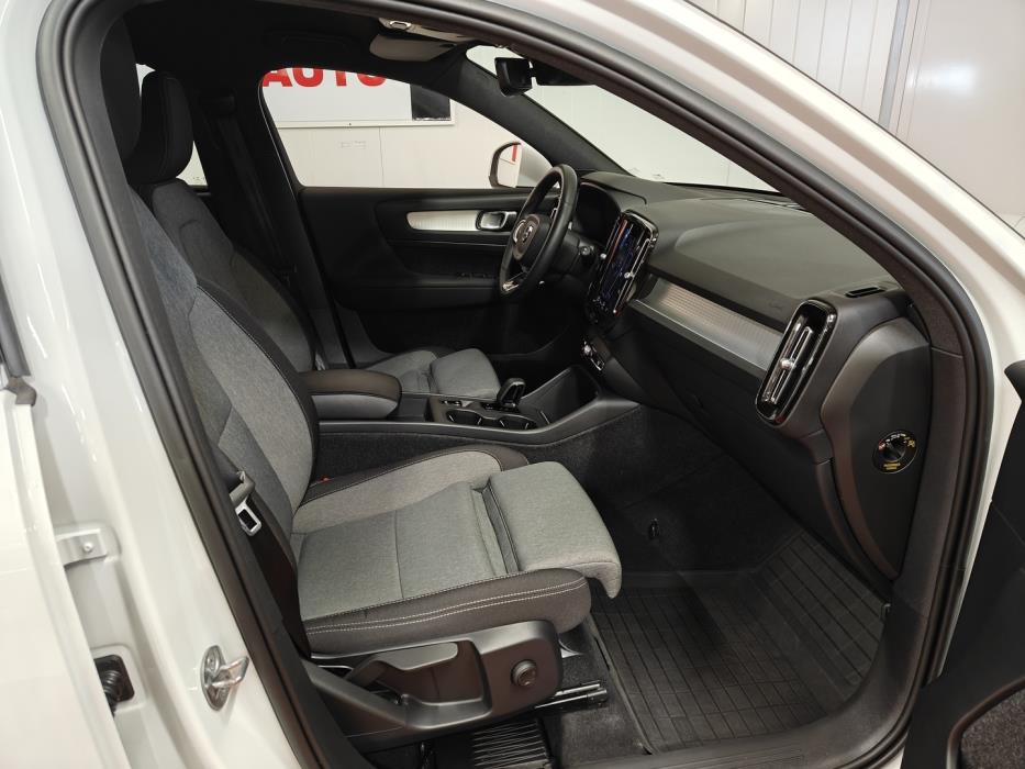 VOLVO XC40 2023