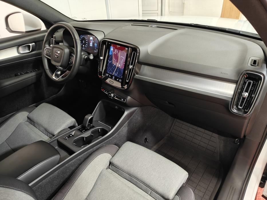VOLVO XC40 2023