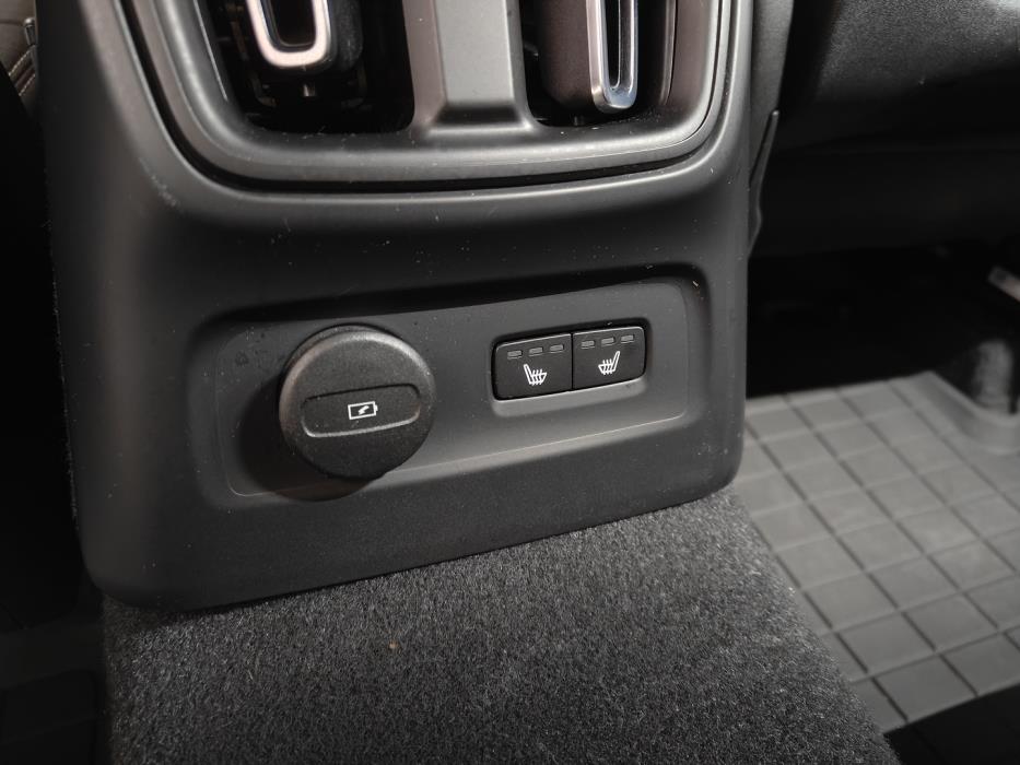 VOLVO XC40 2023