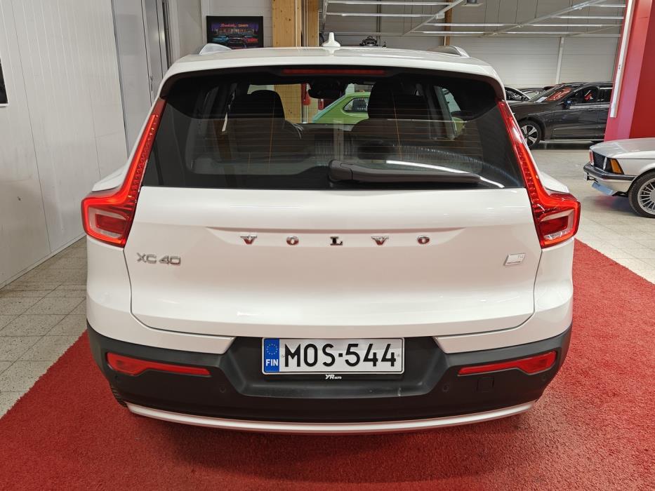 VOLVO XC40 2023