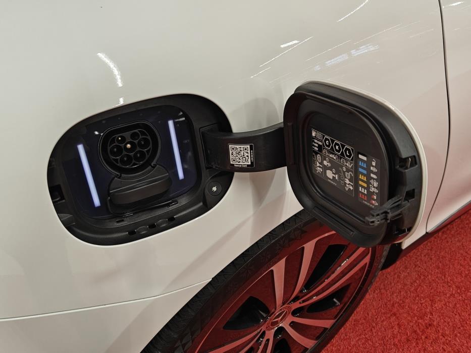 MERCEDES-BENZ EQE 2023