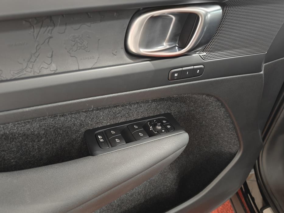 VOLVO XC40 2023
