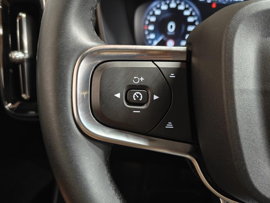 VOLVO XC40 2023
