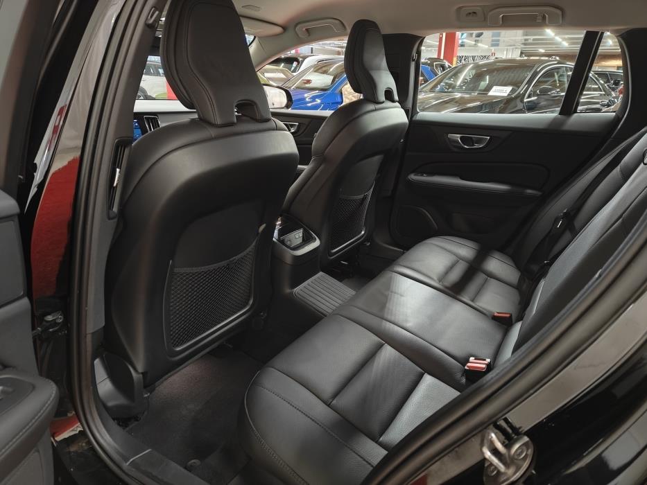 VOLVO V60 2023