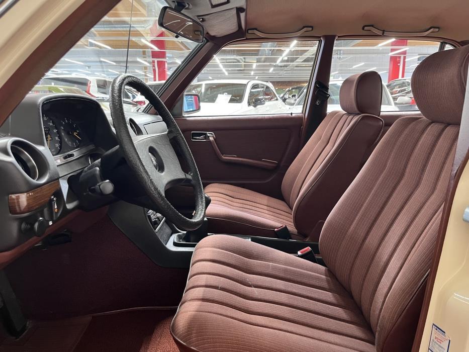 MERCEDES-BENZ 200 1984