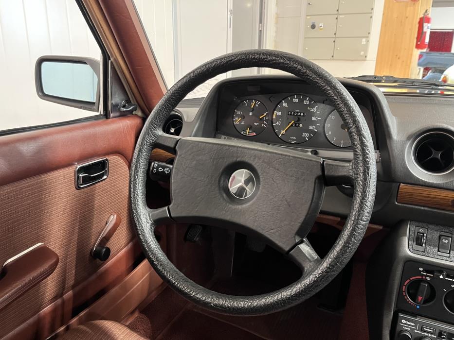 MERCEDES-BENZ 200 1984