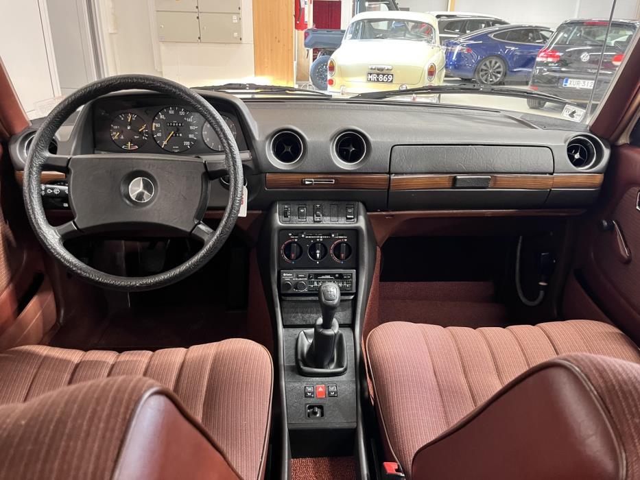 MERCEDES-BENZ 200 1984