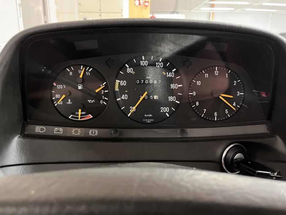 MERCEDES-BENZ 200 1984