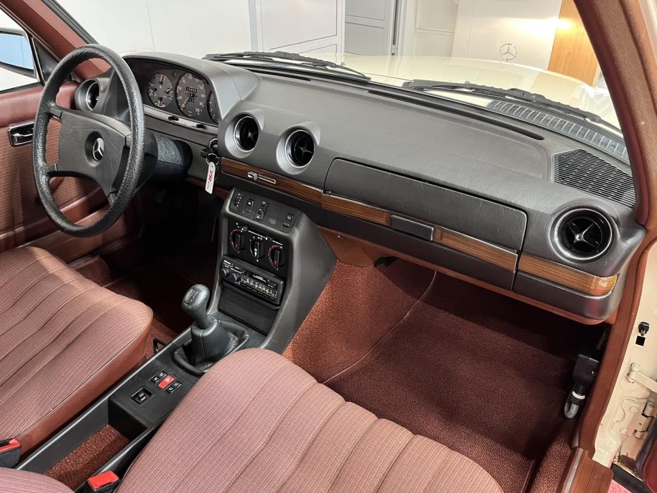 MERCEDES-BENZ 200 1984