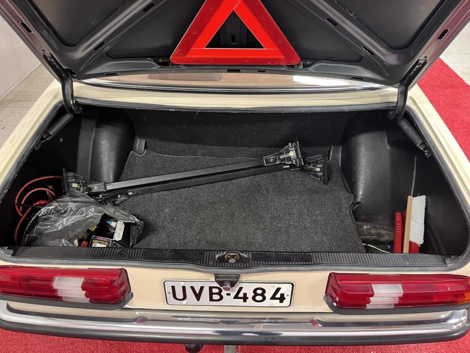 MERCEDES-BENZ 200 1984