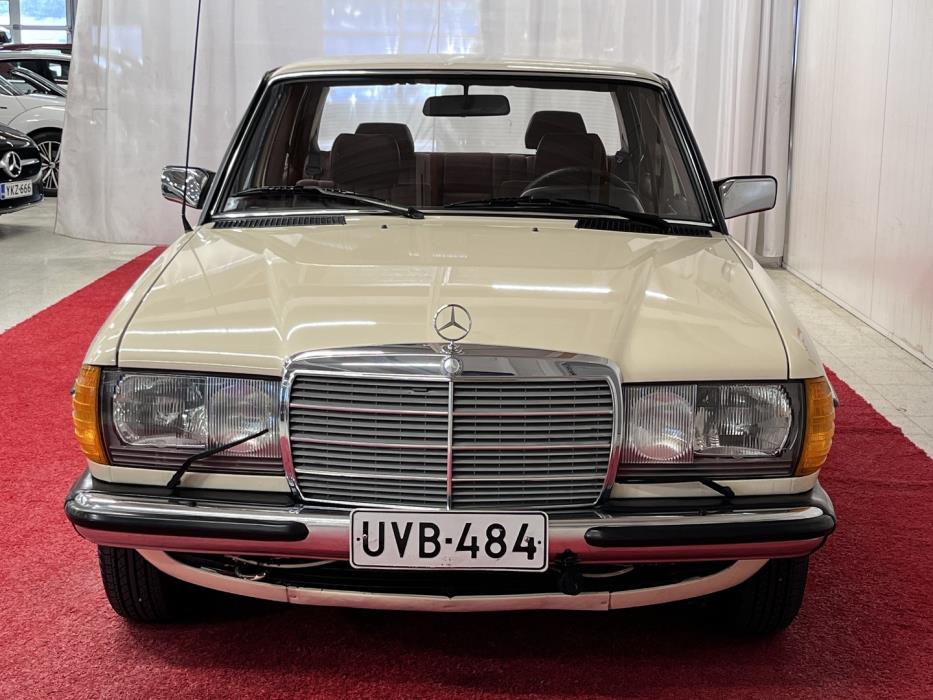 MERCEDES-BENZ 200 1984