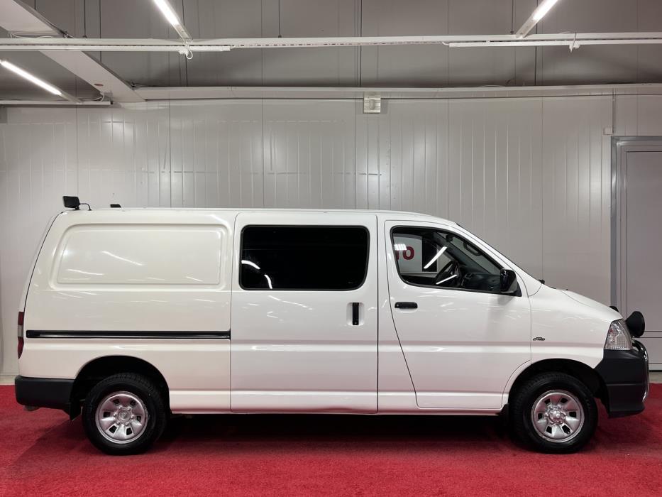 TOYOTA Hiace 2009