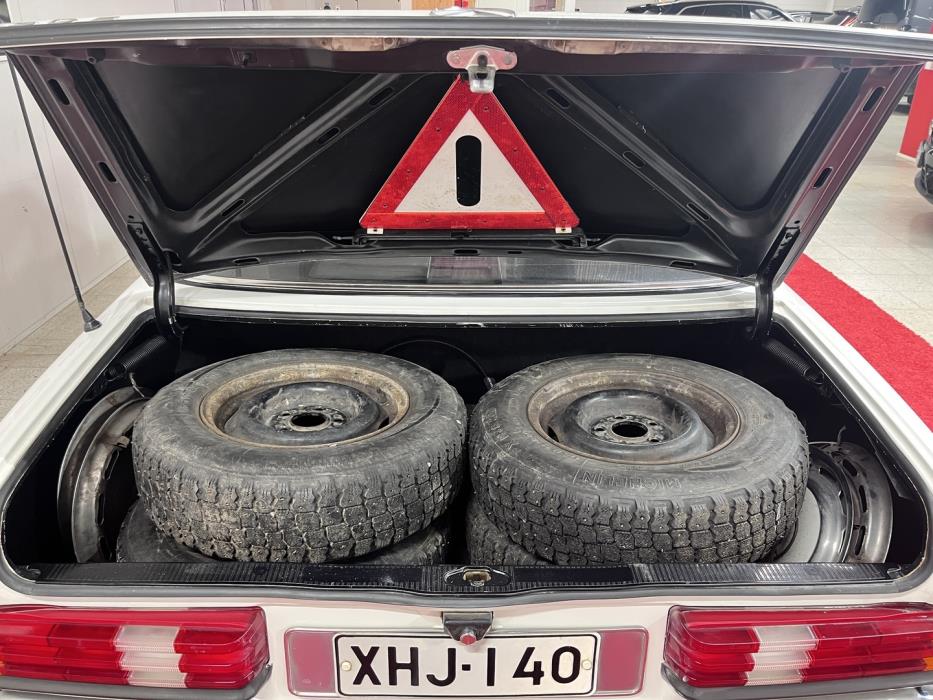 MERCEDES-BENZ 230 1981