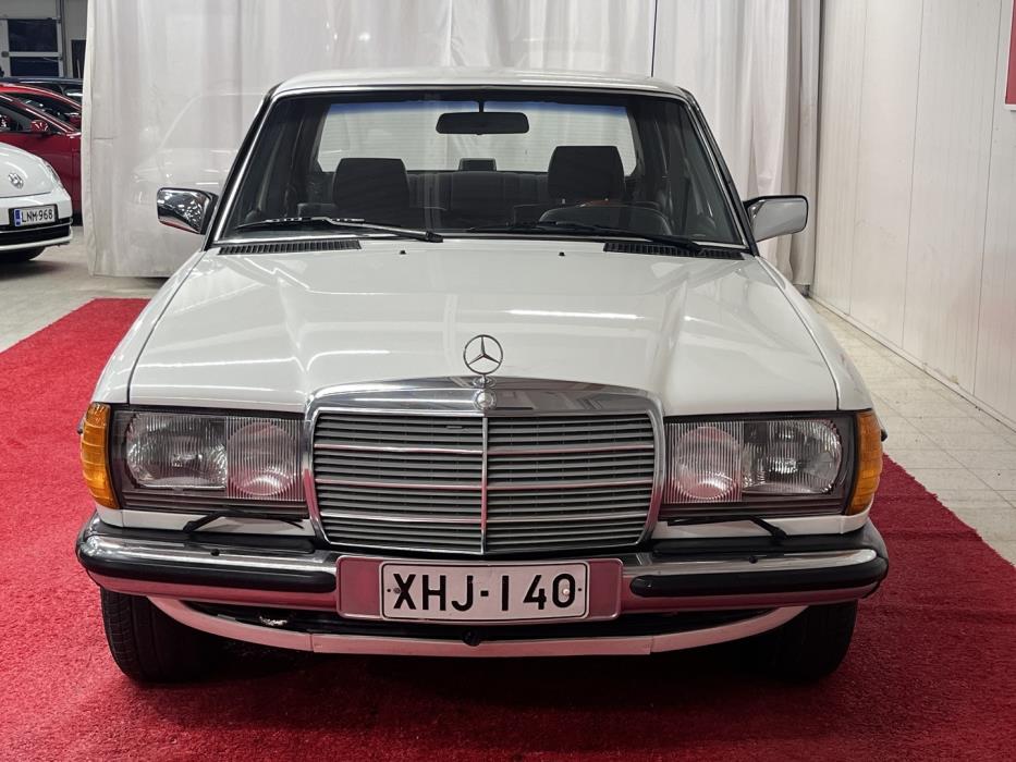MERCEDES-BENZ 230 1981