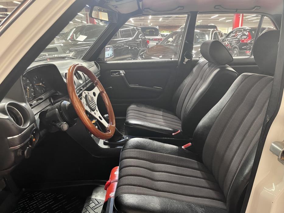 MERCEDES-BENZ 230 1981