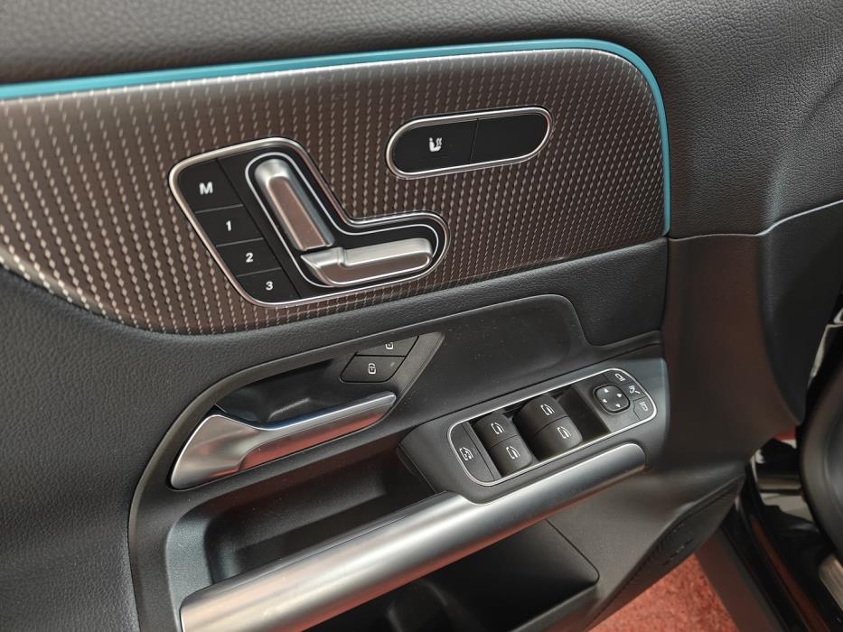 MERCEDES-BENZ EQA 2023