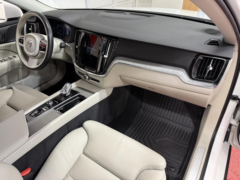 VOLVO V60 2021