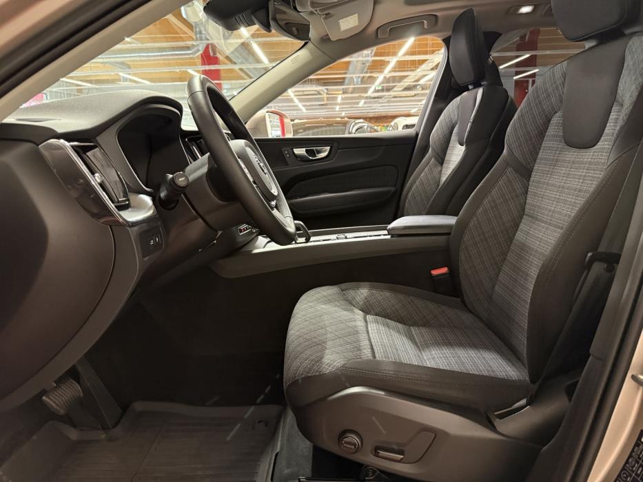 VOLVO XC60 2023