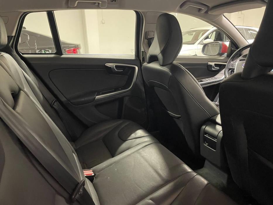 VOLVO V60 2015
