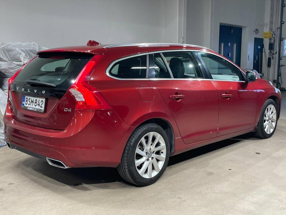 VOLVO V60 2015