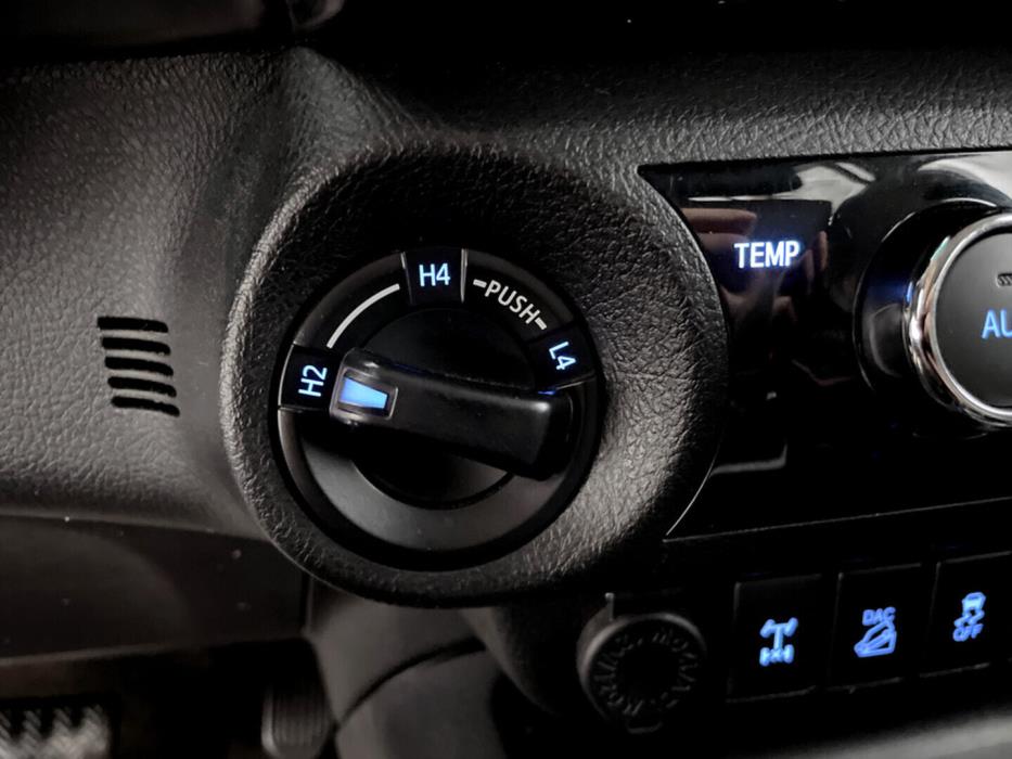 TOYOTA Hilux 2016