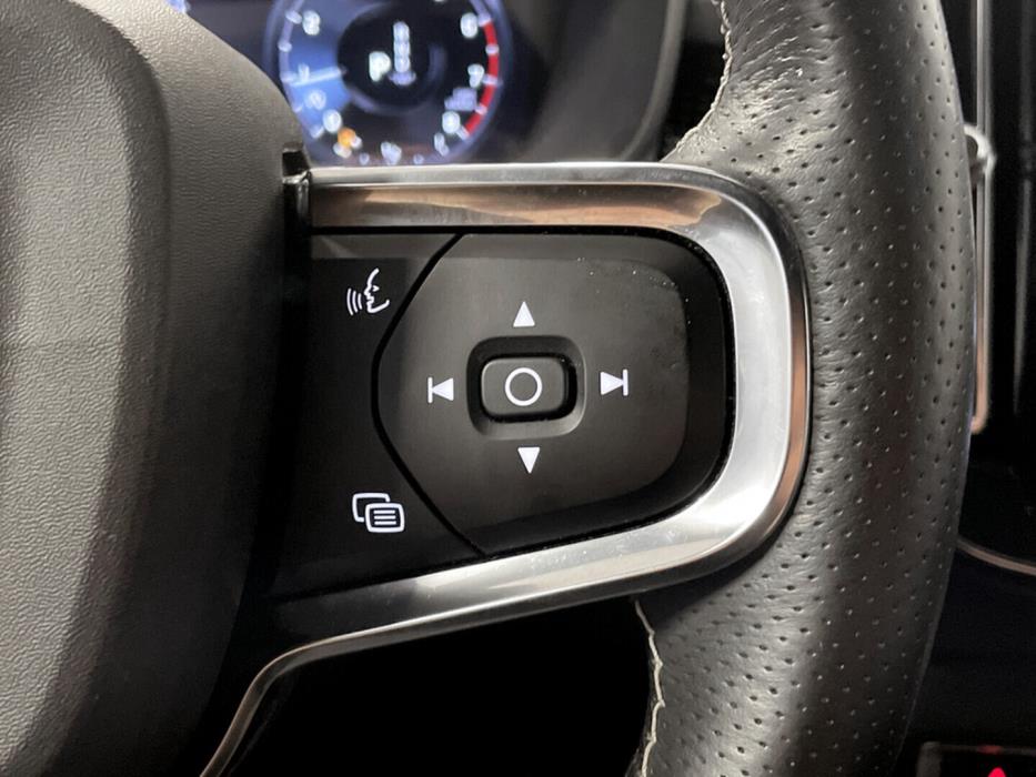 VOLVO XC40 2021