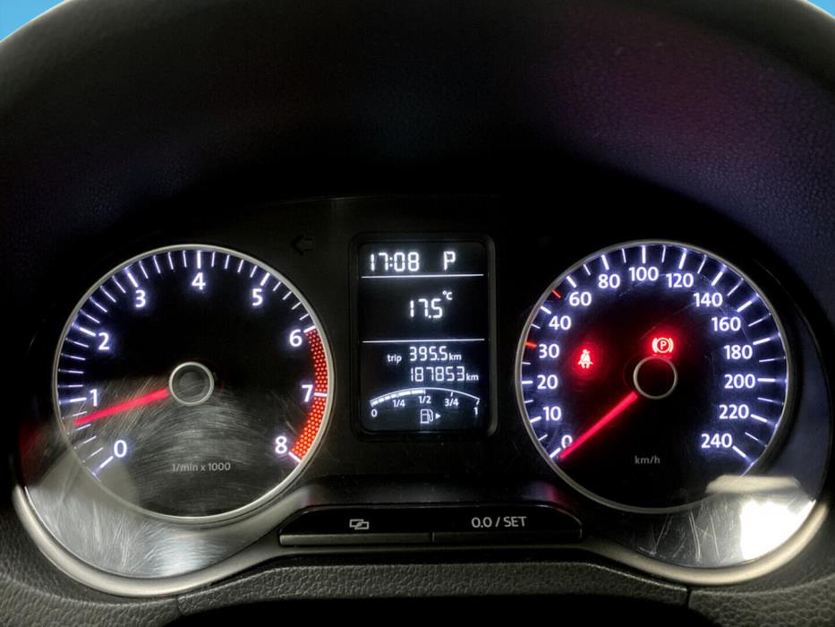 VOLKSWAGEN Polo 2012