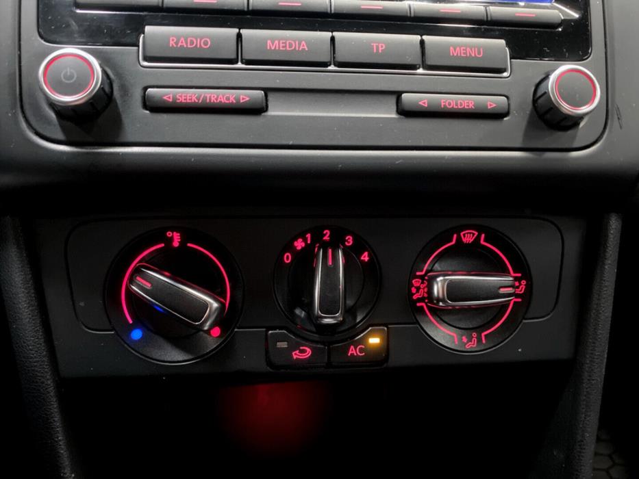 VOLKSWAGEN Polo 2012