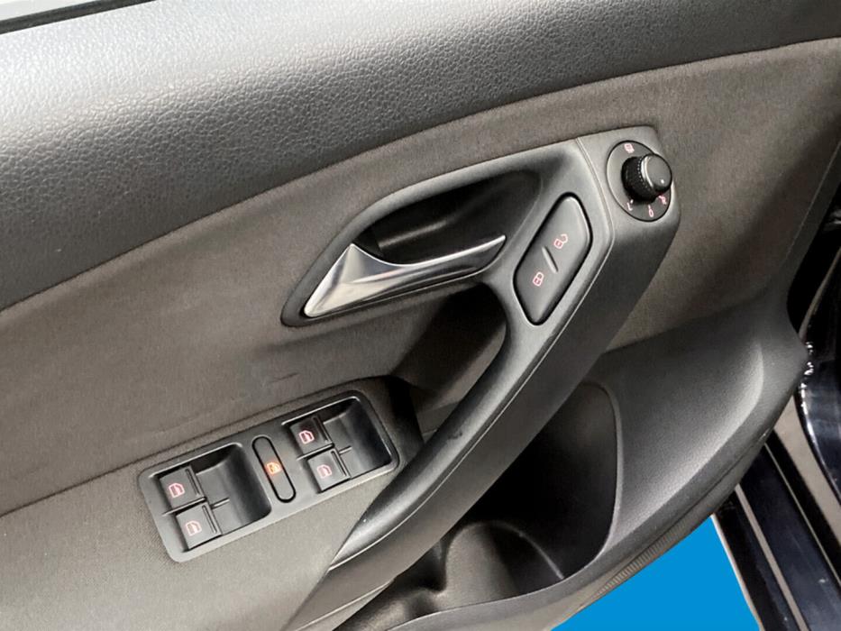 VOLKSWAGEN Polo 2012