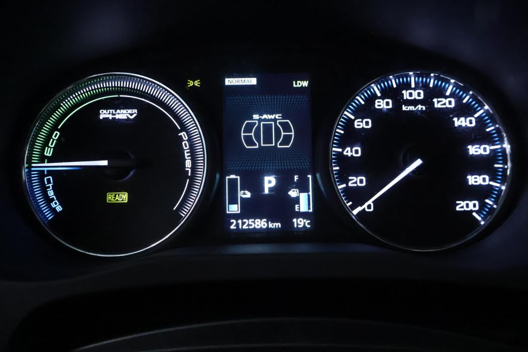 MITSUBISHI Outlander PHEV 2016