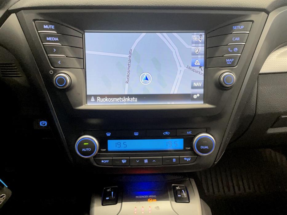 TOYOTA Avensis 2015