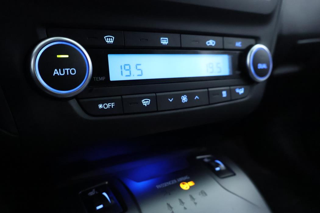 TOYOTA Avensis 2015