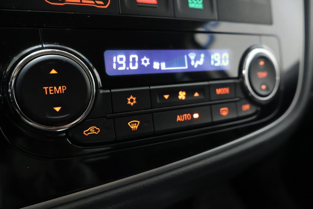 MITSUBISHI Outlander PHEV 2016