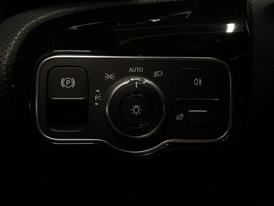 MERCEDES-BENZ A 2020