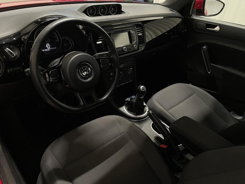 VOLKSWAGEN Beetle 2012