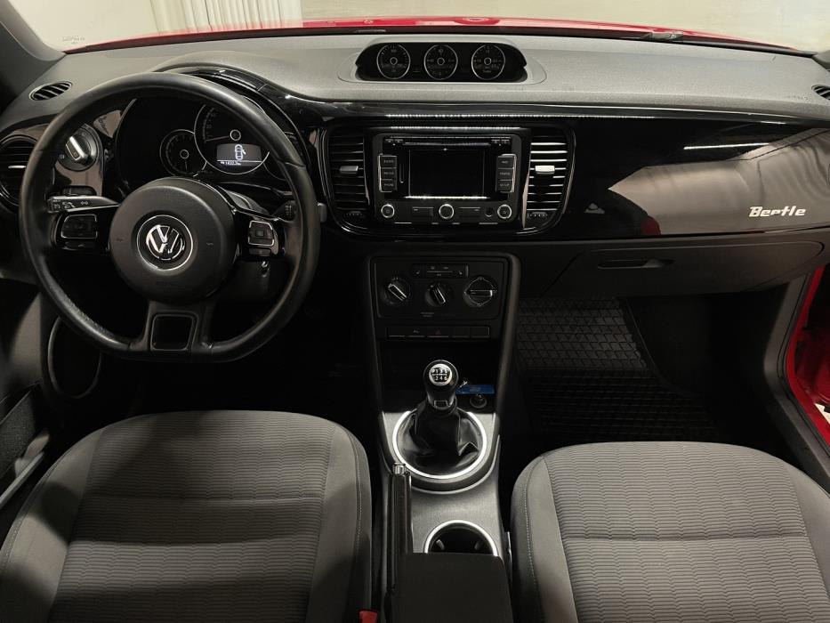 VOLKSWAGEN Beetle 2012