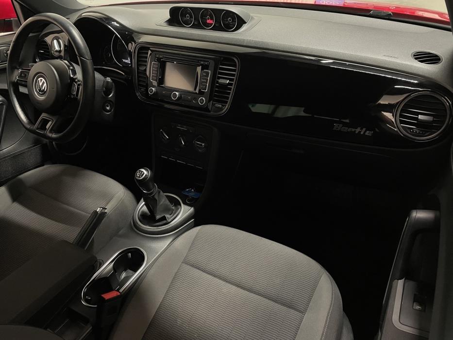 VOLKSWAGEN Beetle 2012