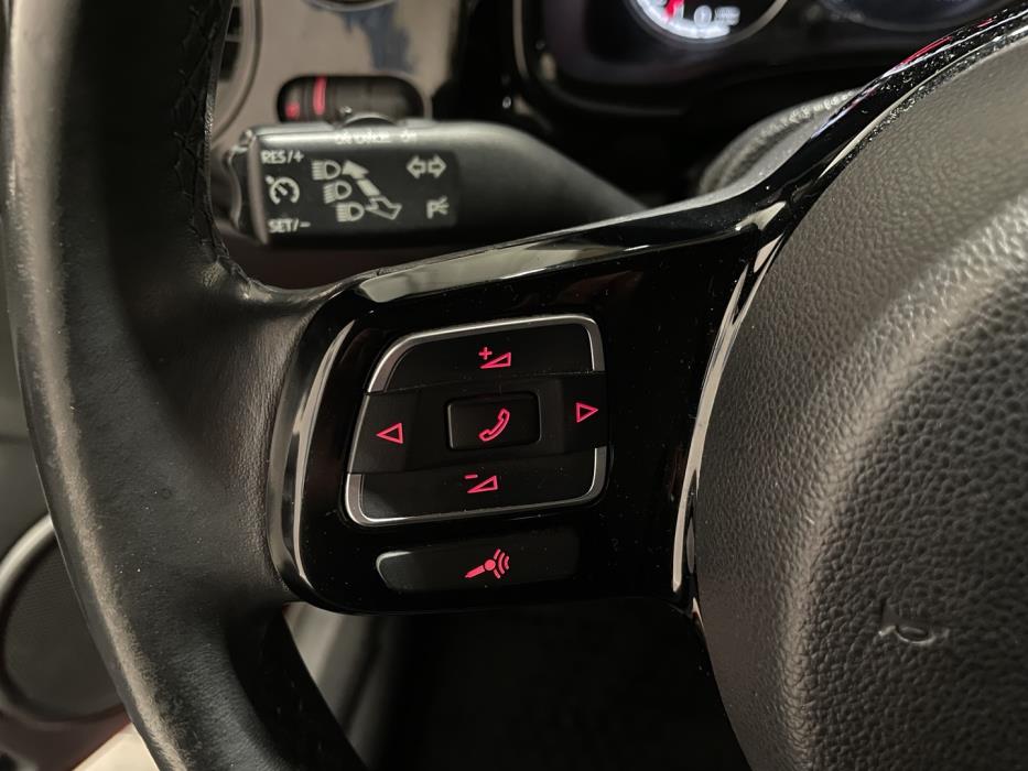 VOLKSWAGEN Beetle 2012