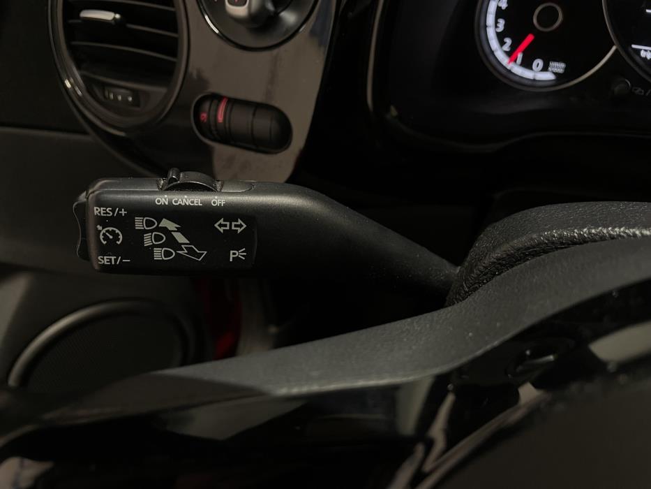 VOLKSWAGEN Beetle 2012